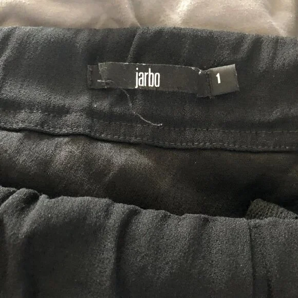 Jarbo Black Crepe Capri Pant size 1 (small) - Picture 8 of 8